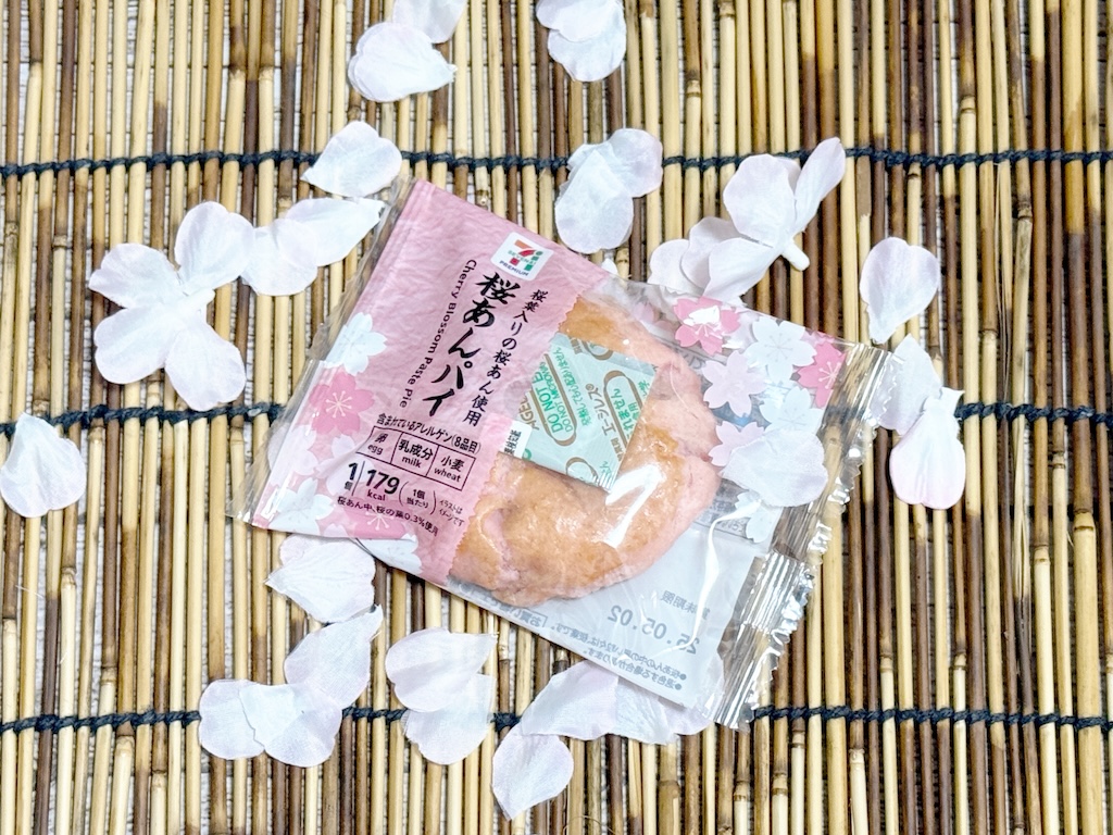 SEVEN PREMIUM Sakura Anko Pie with Salted Cherry Leaves